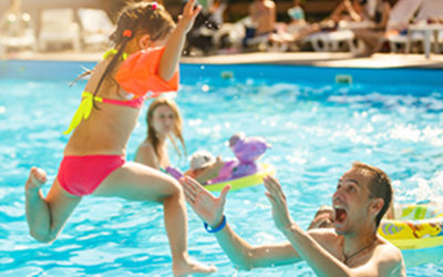 Univé biedt zwemmers Noord Nederland gratis zonnebrandcrème